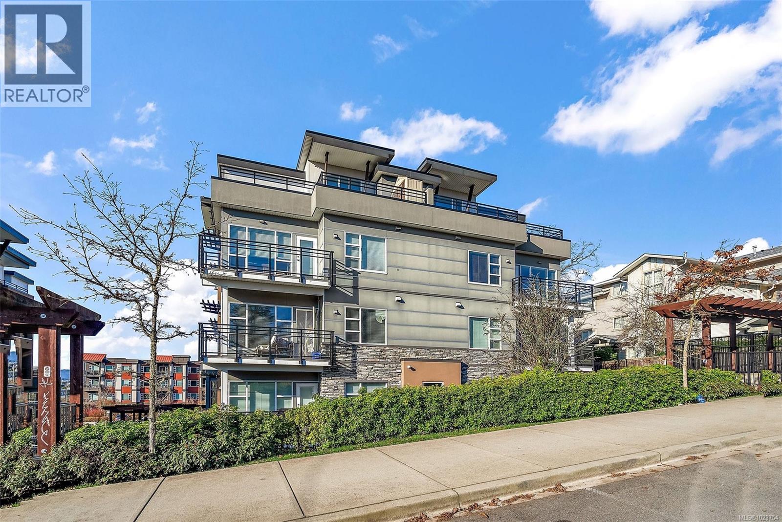 301 1018 Inverness Road, Saanich