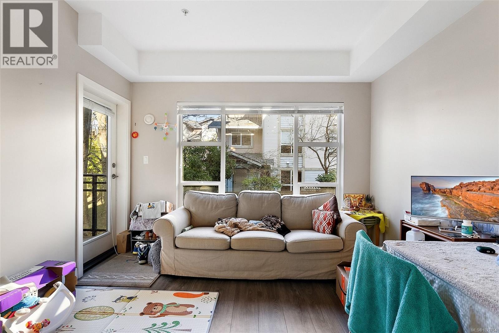 301 1018 Inverness Road, Saanich