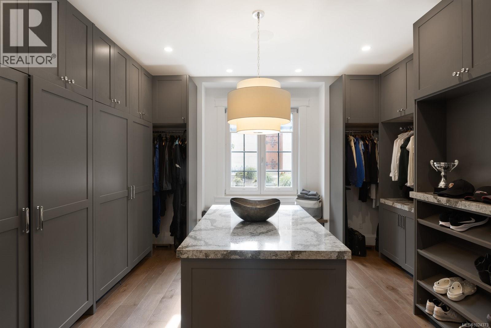  10865 Fernie Wynd Road, North Saanich