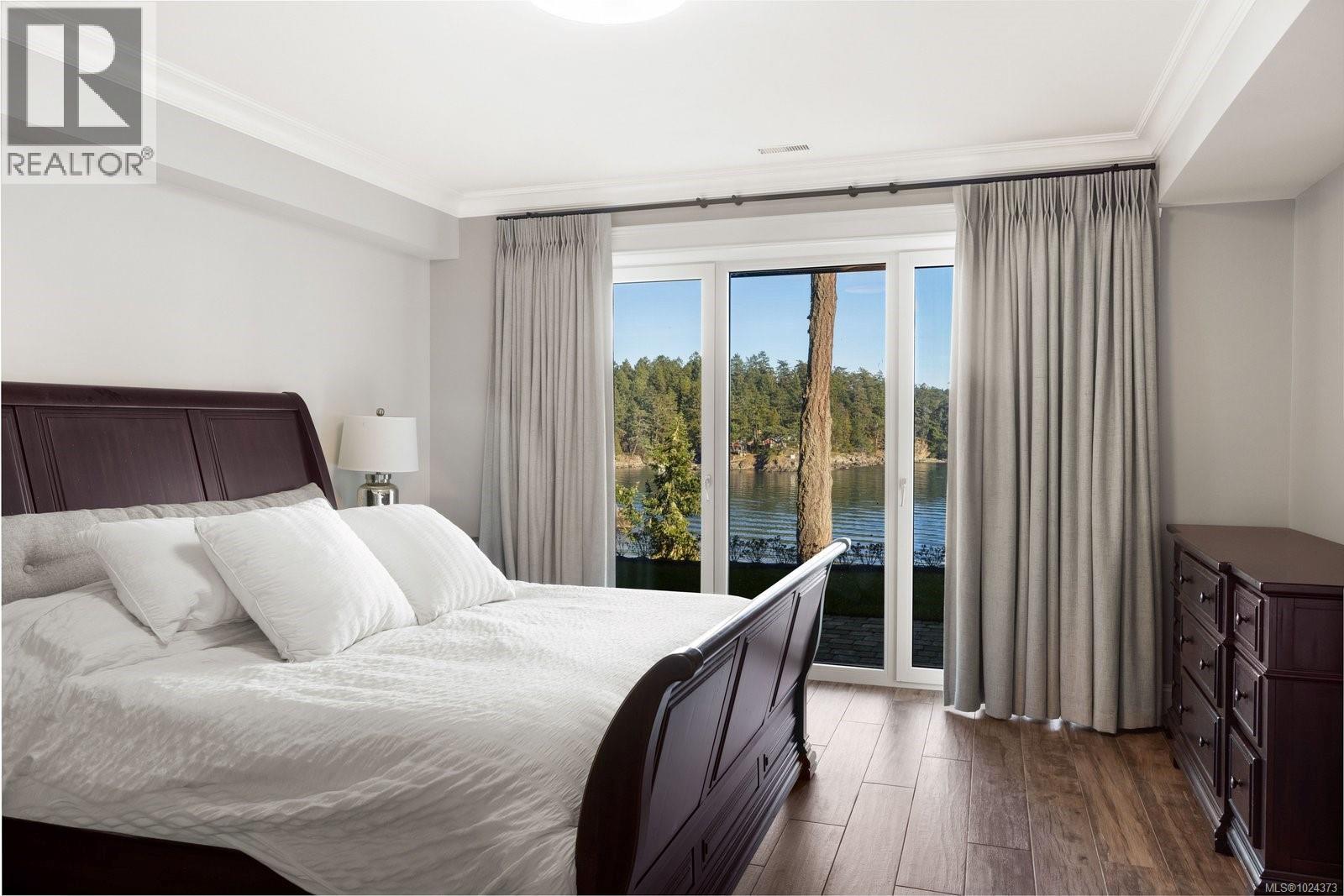  10865 Fernie Wynd Road, North Saanich