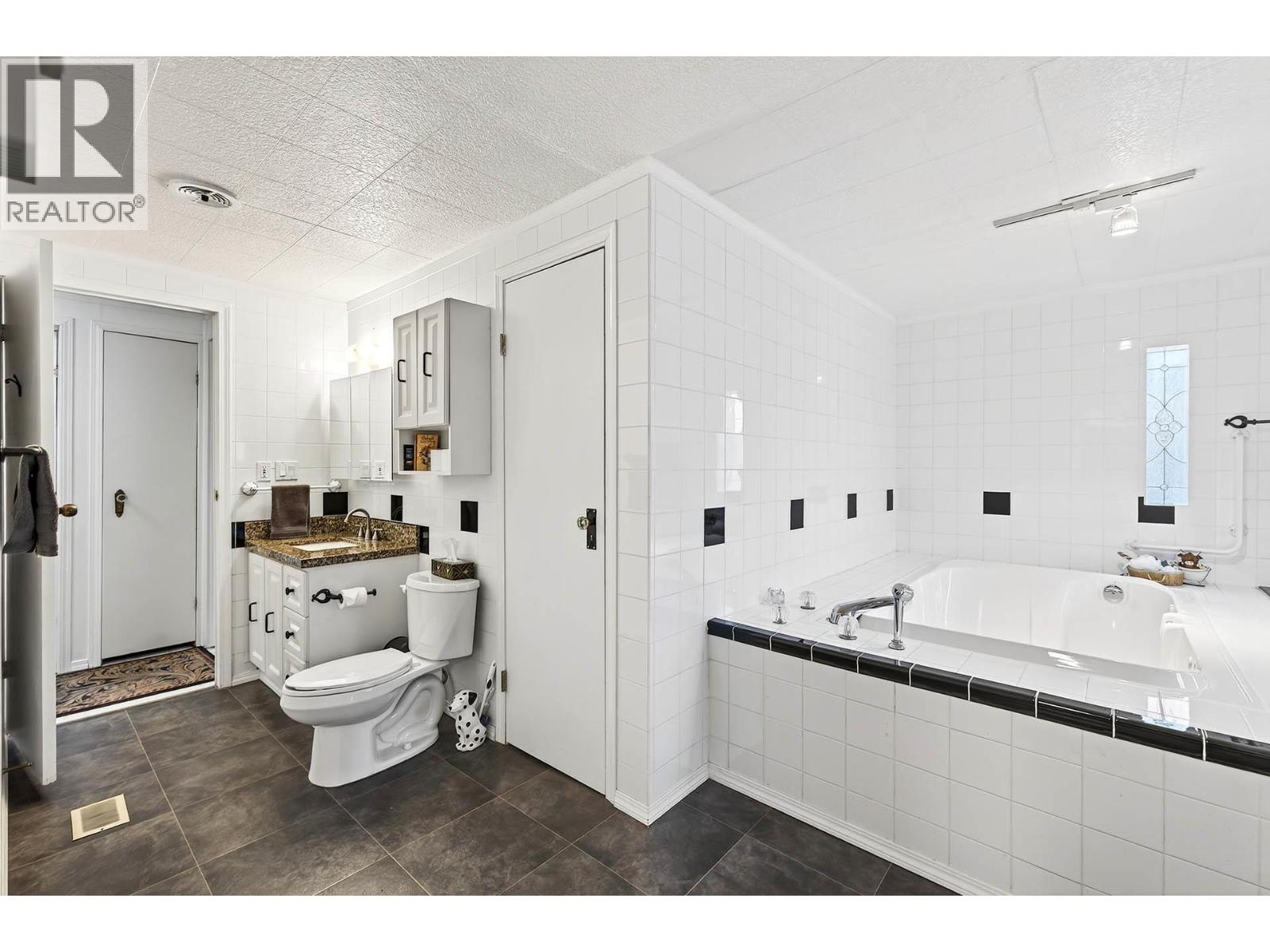 1528 LAVEAU Road, Kamloops