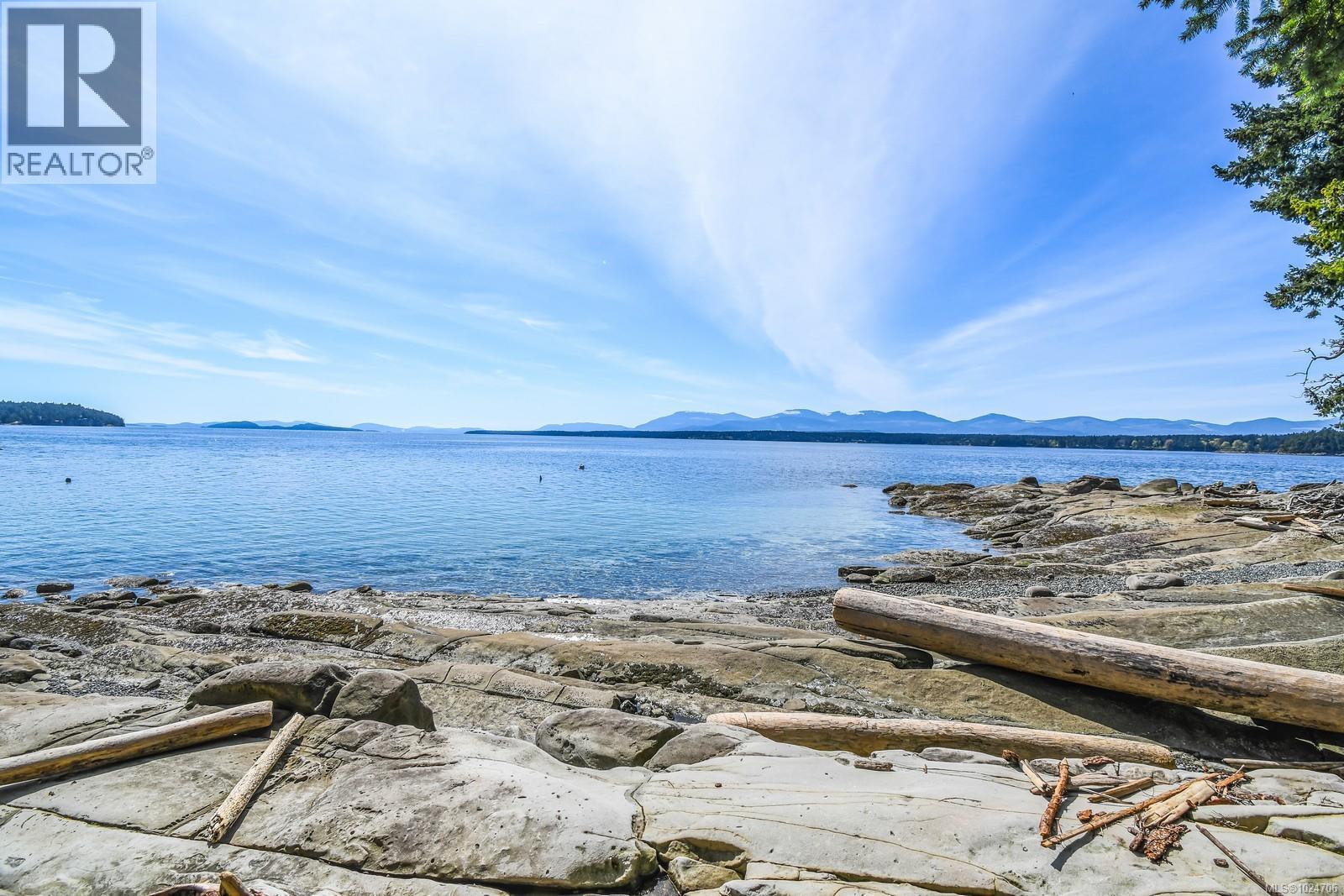 919 Salal Dr, Mudge Island