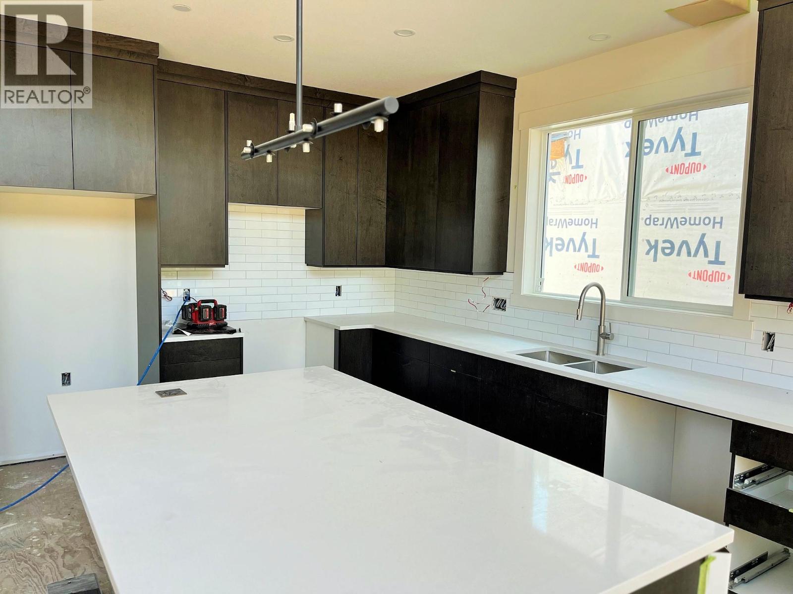 8 8200 97A Highway, Mara