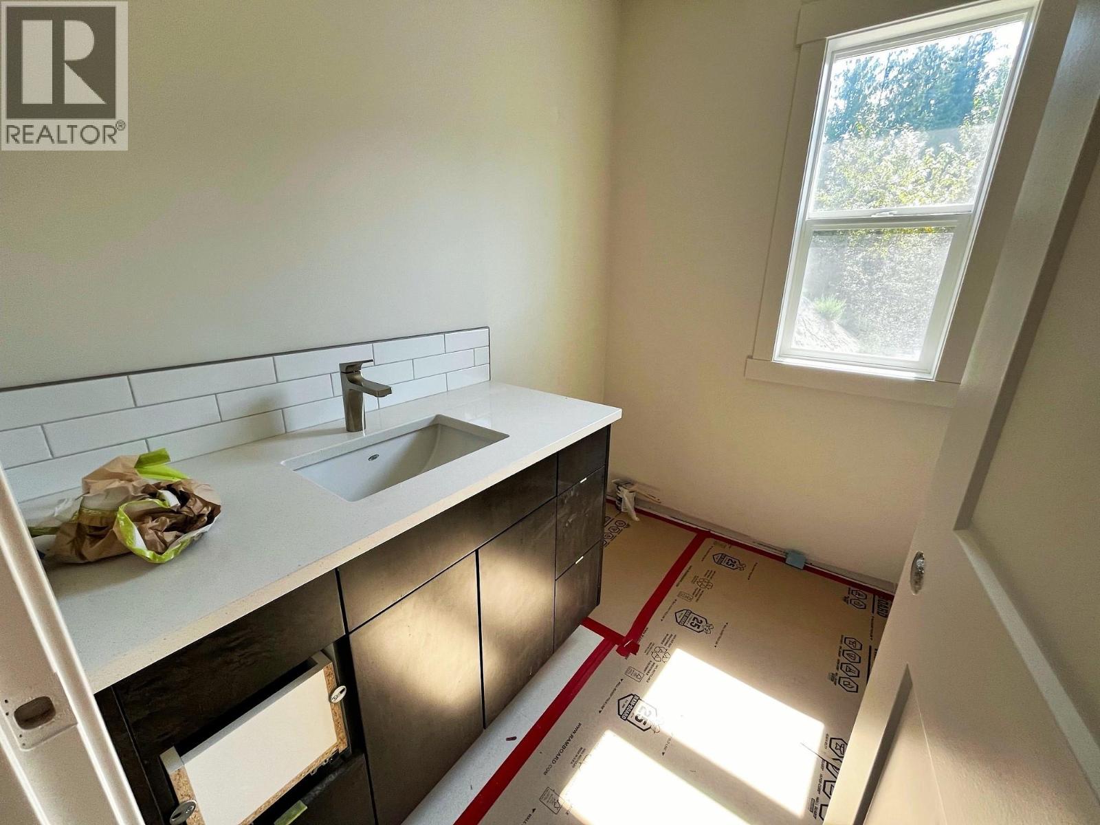 8 8200 97A Highway, Mara