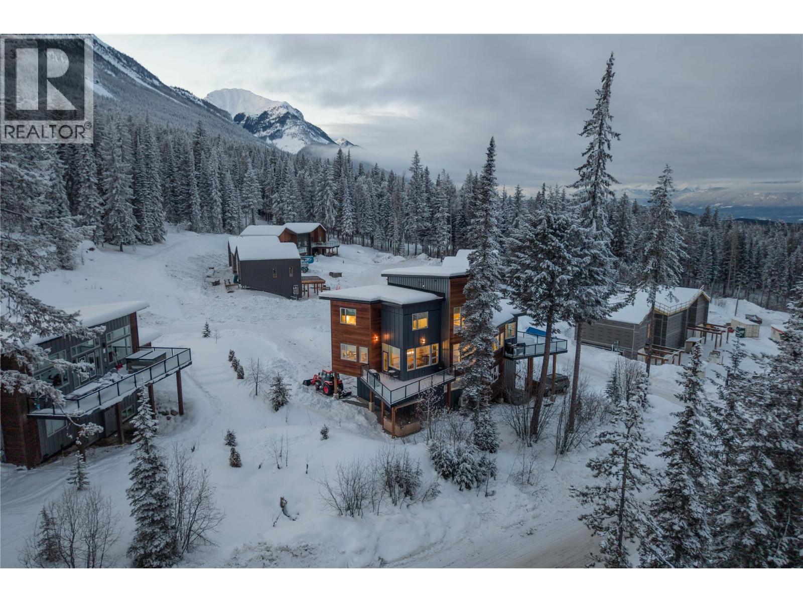 1637 THOMPSON CRESCENT - 32