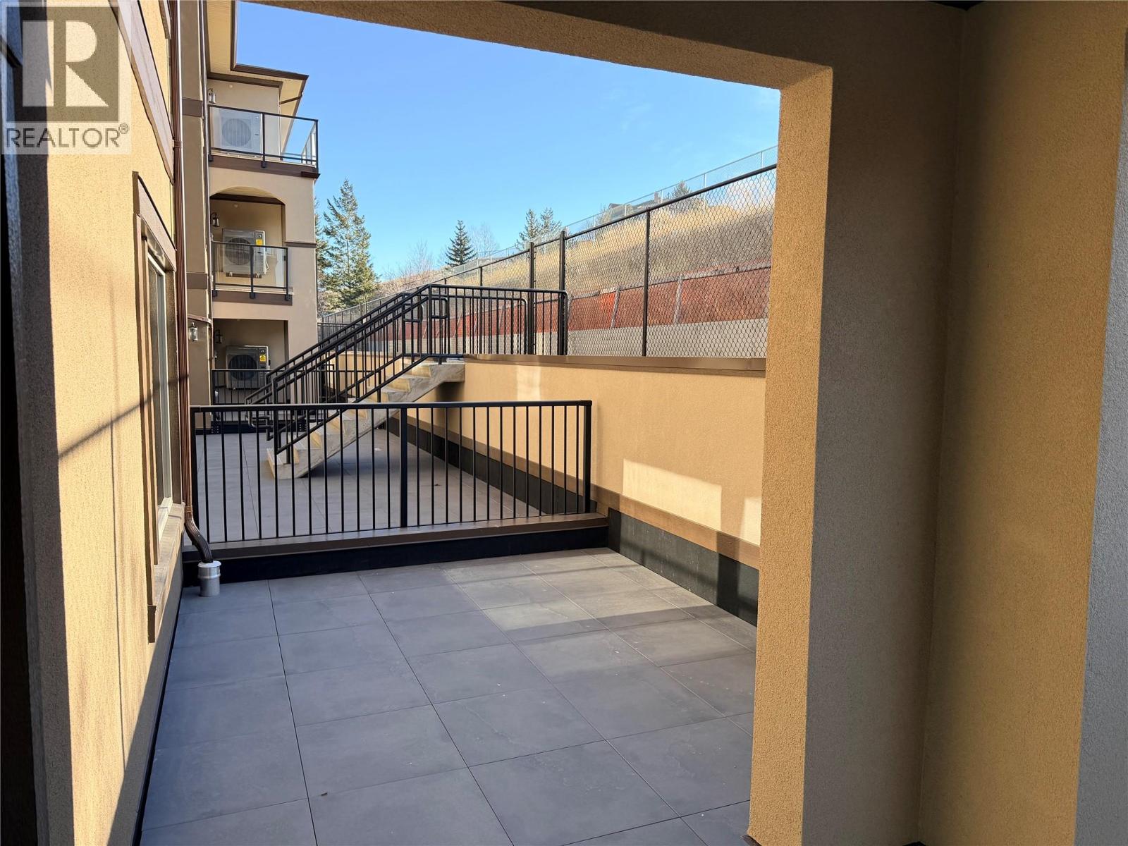 #105 2171 VAN HORNE DRIVE - 8