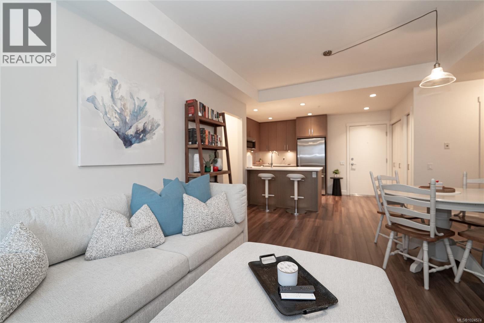 302 3912 Carey Road, Saanich