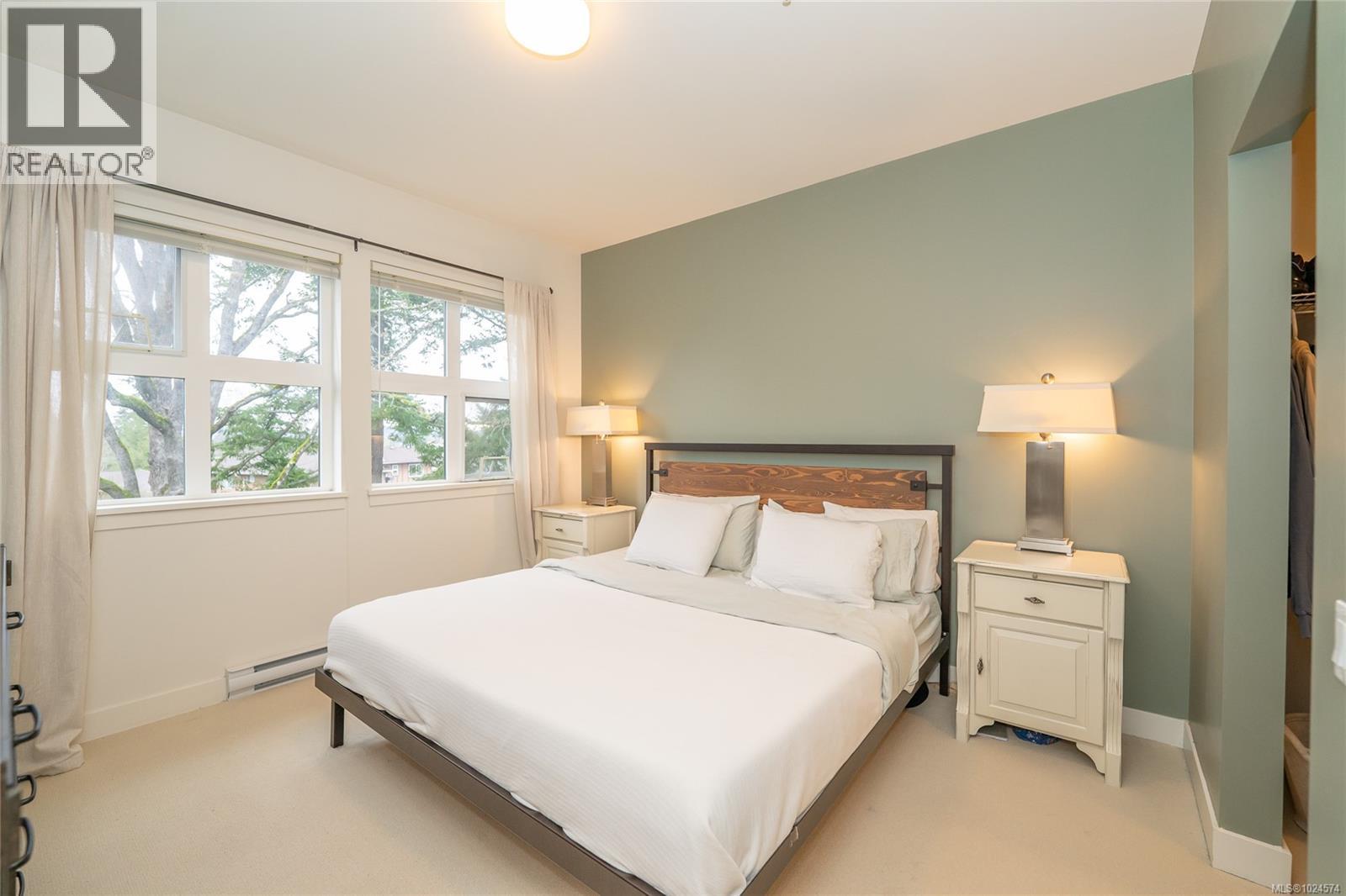 302 3912 Carey Road, Saanich