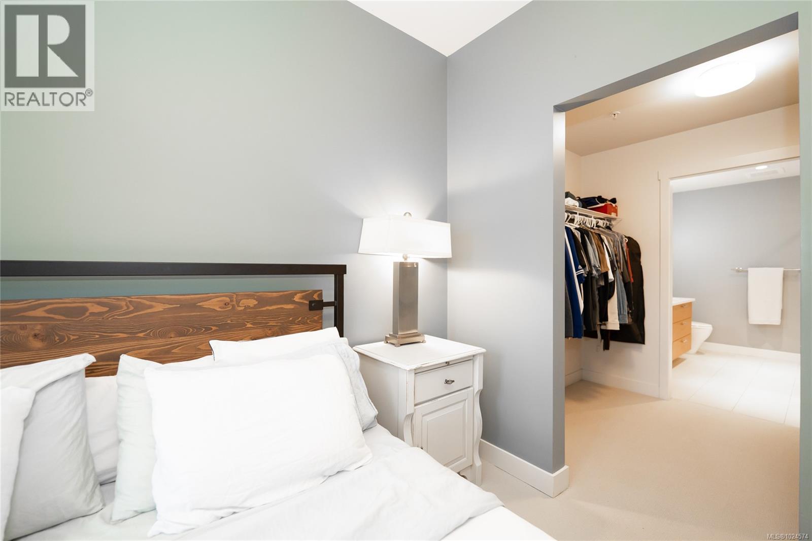 302 3912 Carey Road, Saanich