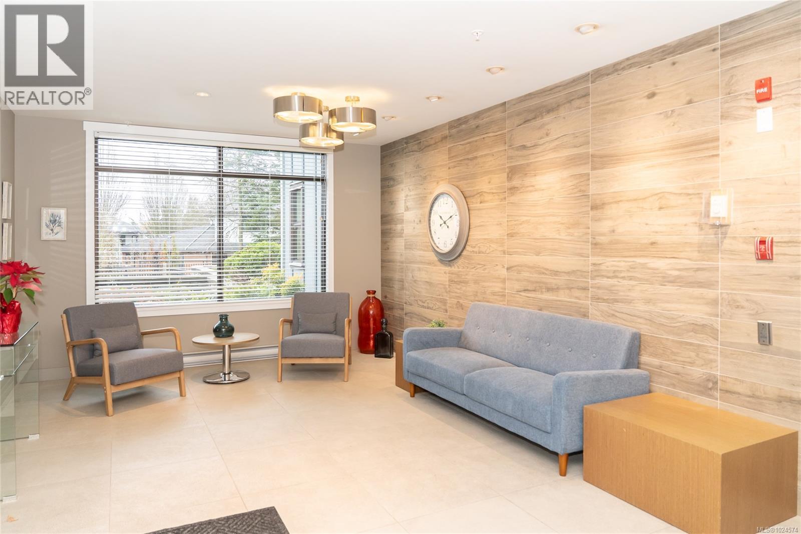 302 3912 Carey Road, Saanich