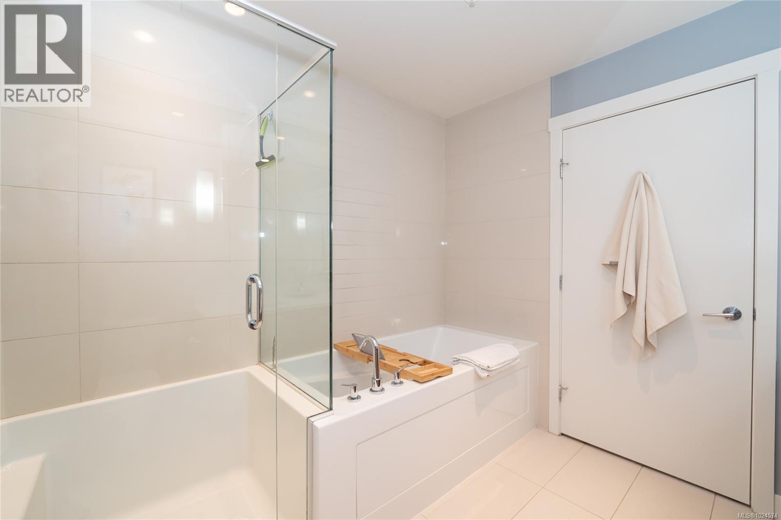 302 3912 Carey Road, Saanich