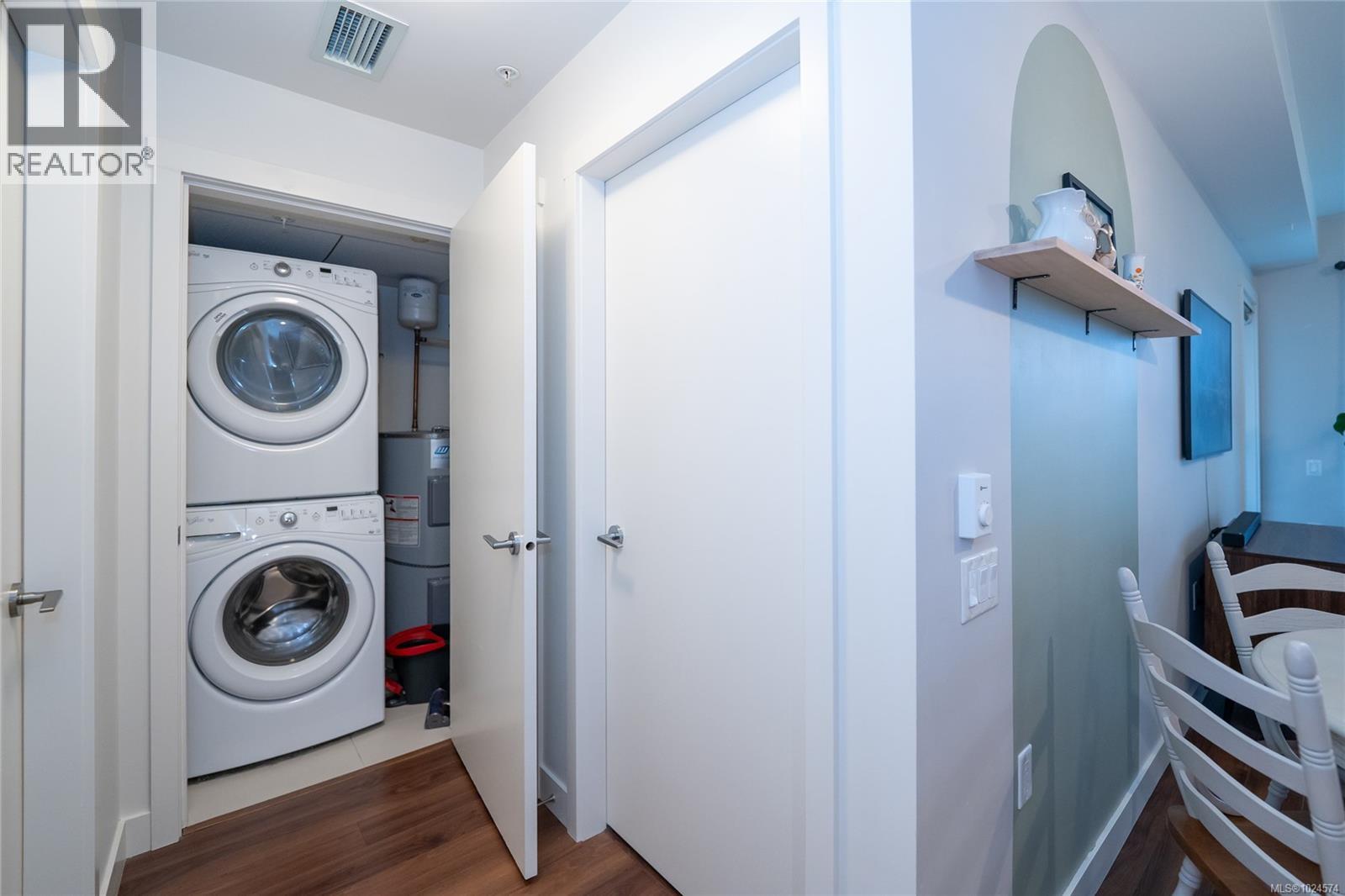 302 3912 Carey Road, Saanich