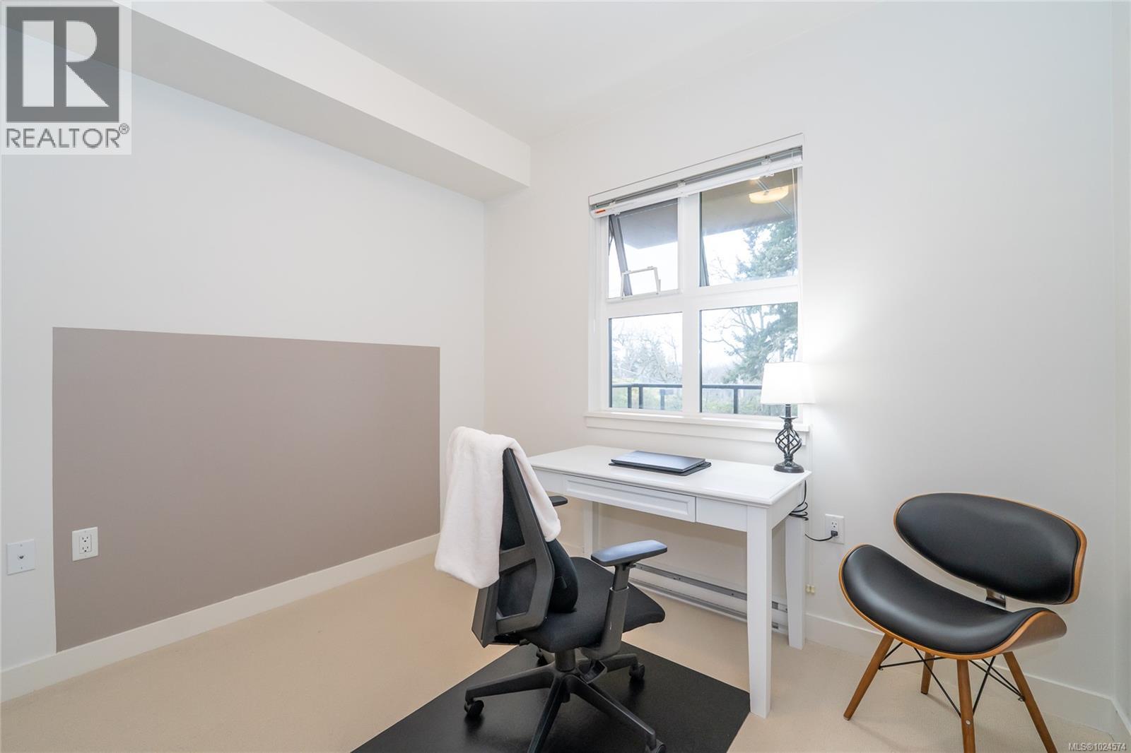 302 3912 Carey Road, Saanich