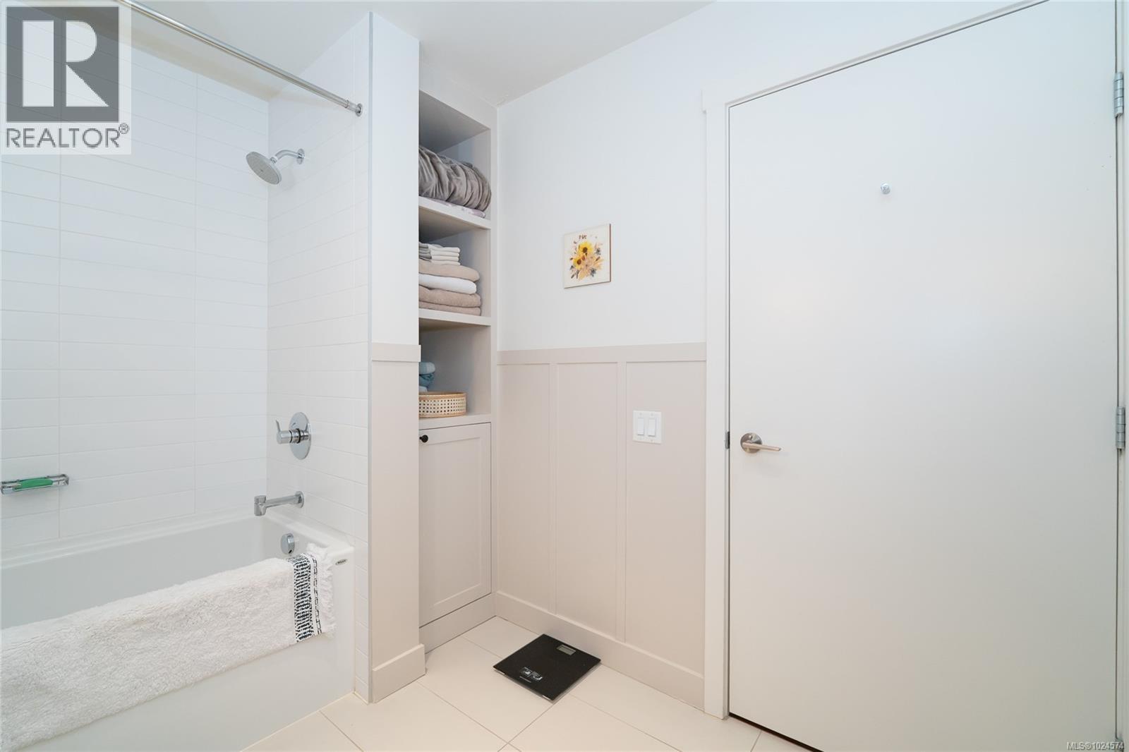 302 3912 Carey Road, Saanich