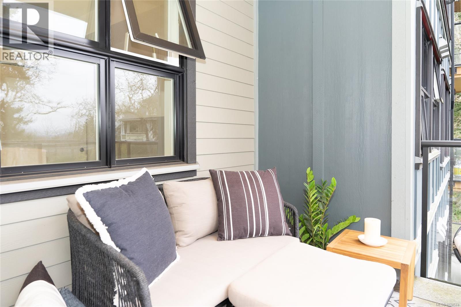 302 3912 Carey Road, Saanich