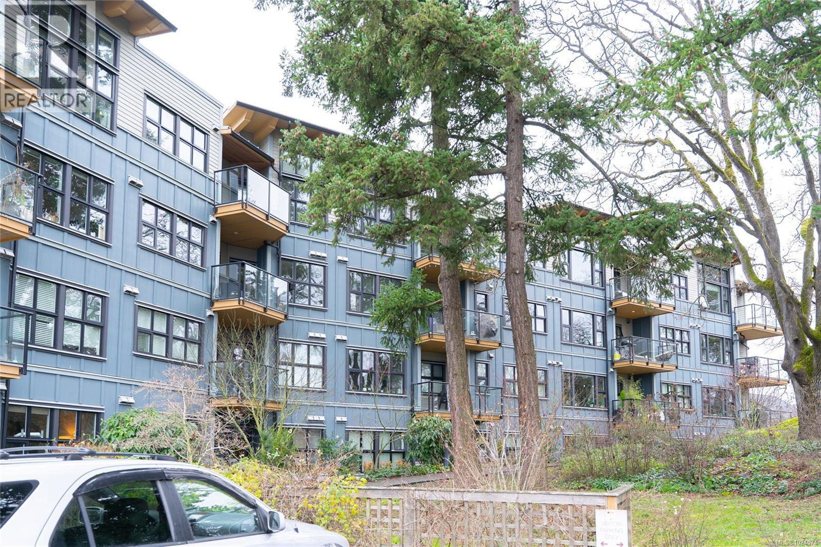 302 3912 Carey Road, Saanich