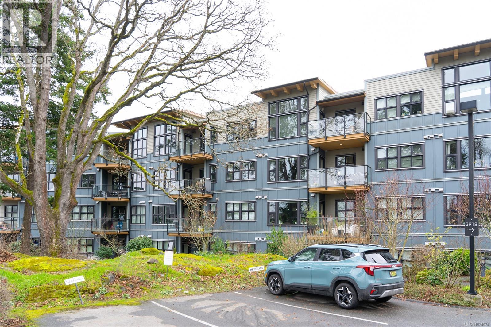 302 3912 Carey Road, Saanich