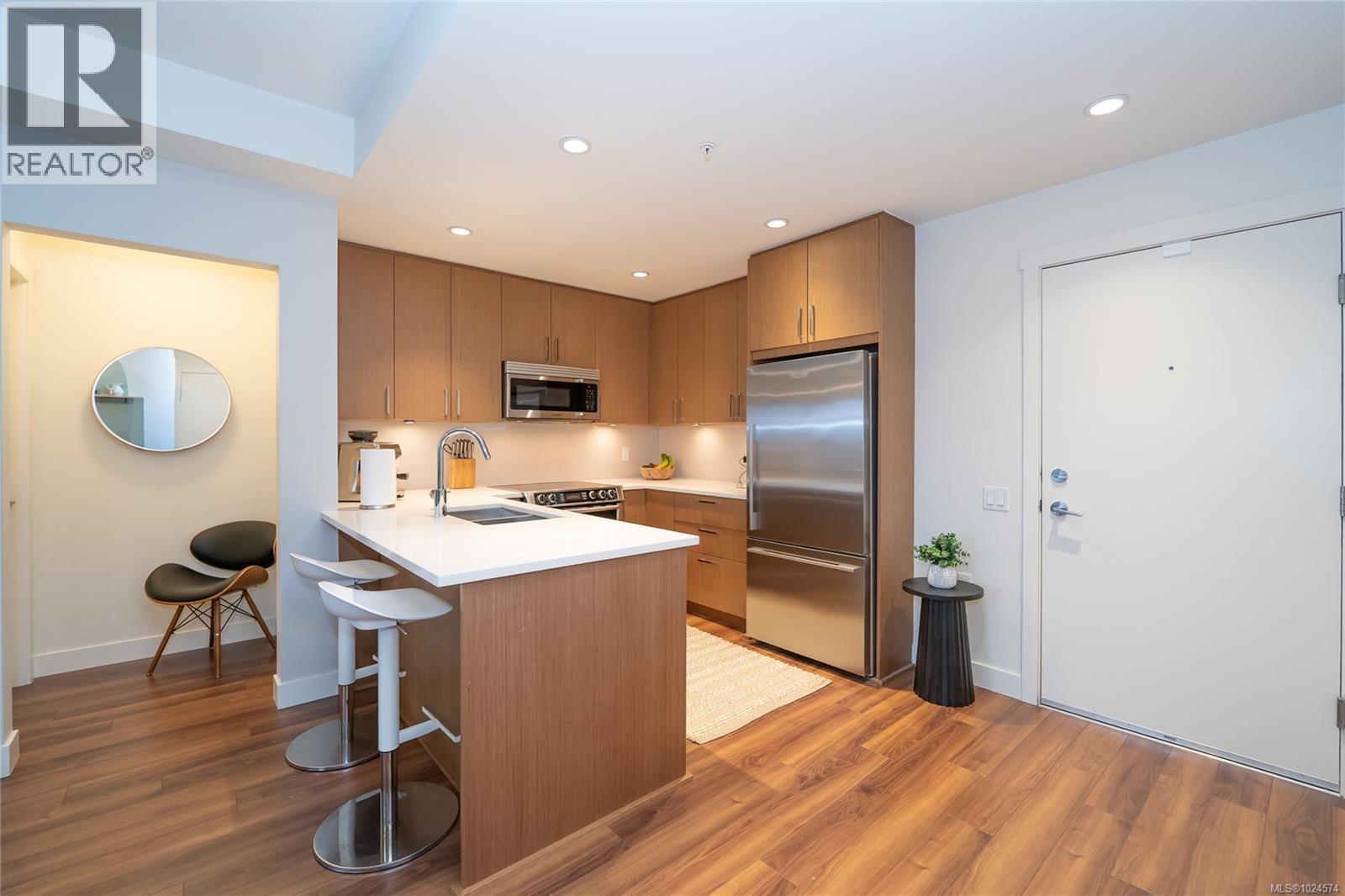 302 3912 Carey Road, Saanich