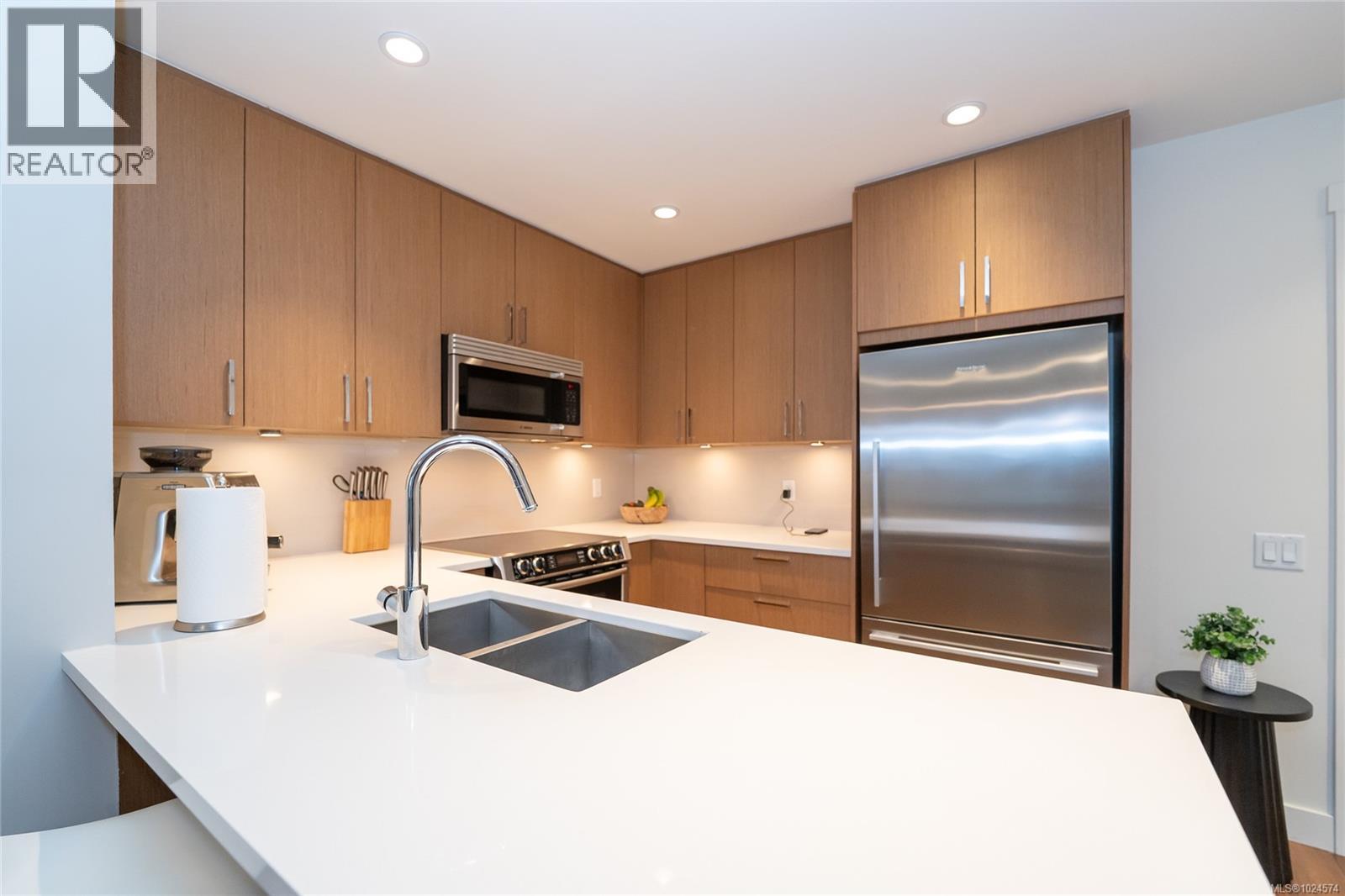 302 3912 Carey Road, Saanich