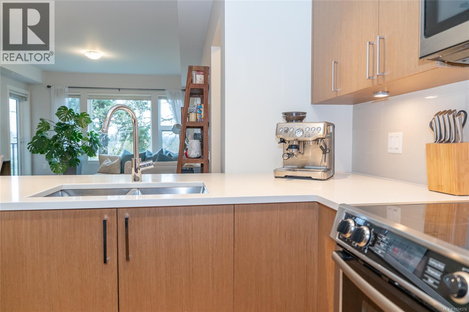 302 3912 Carey Road, Saanich