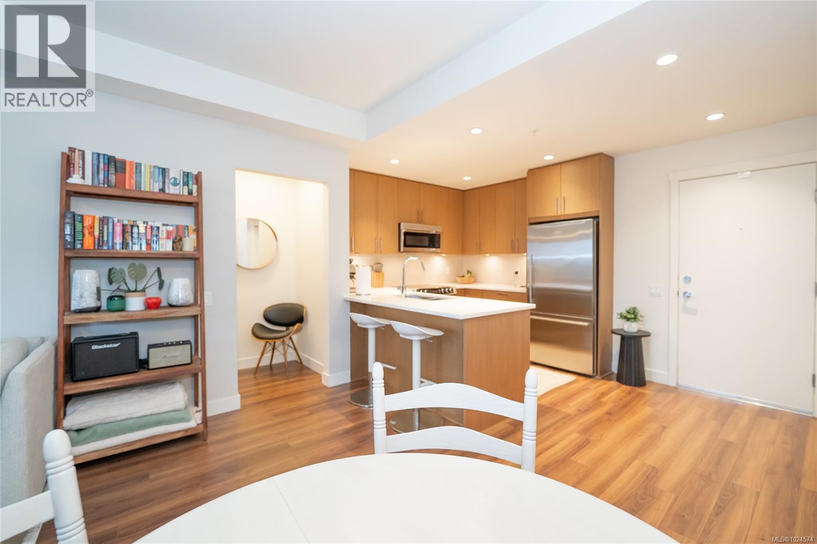 302 3912 Carey Road, Saanich