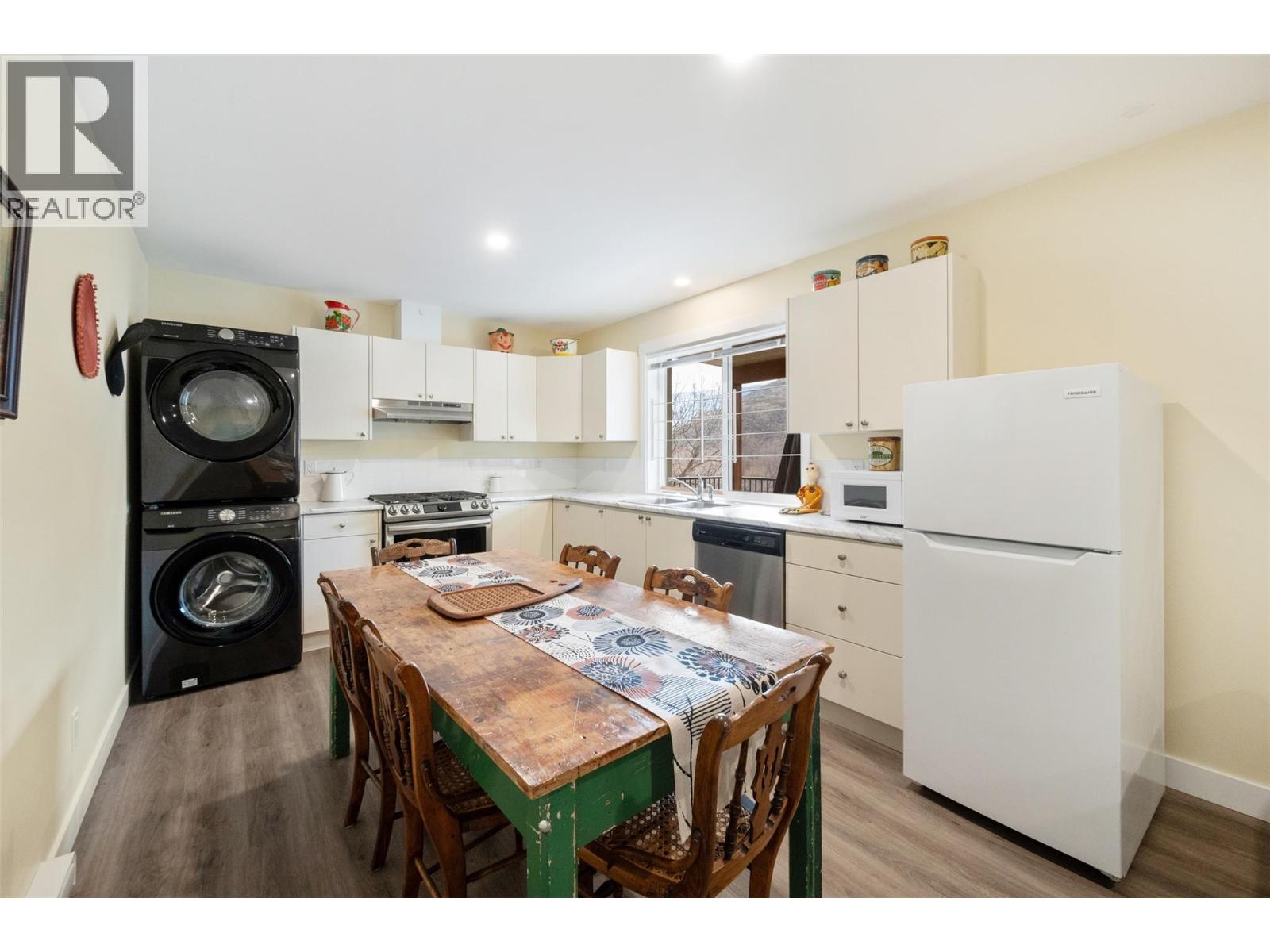 6654 Bellevue Drive, Oliver