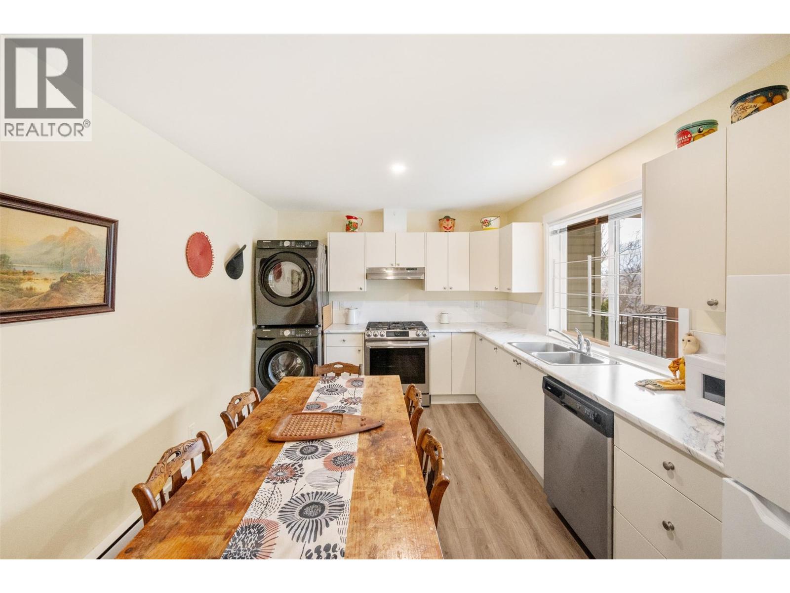 6654 Bellevue Drive, Oliver