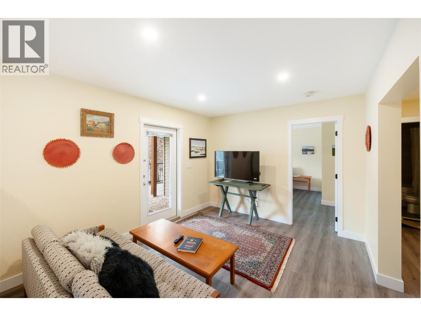 6654 Bellevue Drive, Oliver