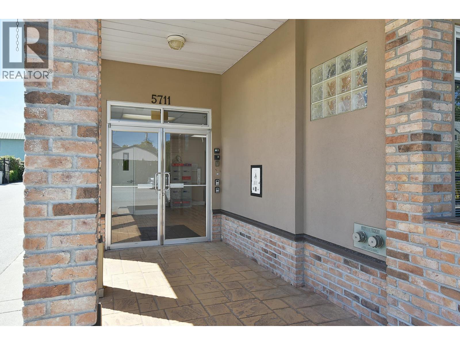 206 5711 MERMAID STREET, Sechelt