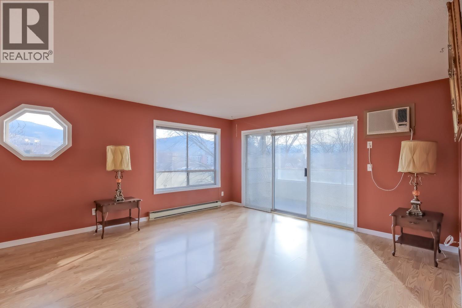305 255 McIntosh Road, Kelowna