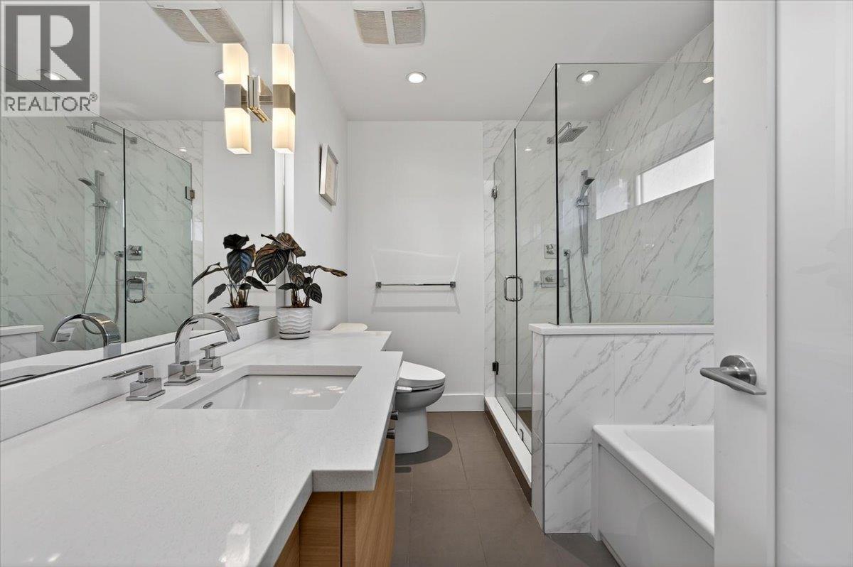 2 252 E 19TH STREET, North Vancouver