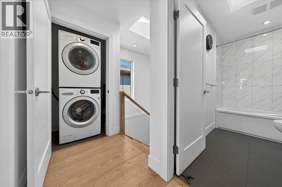 2 252 E 19TH STREET, North Vancouver