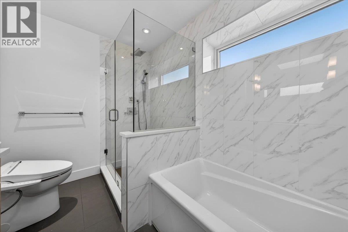 2 252 E 19TH STREET, North Vancouver