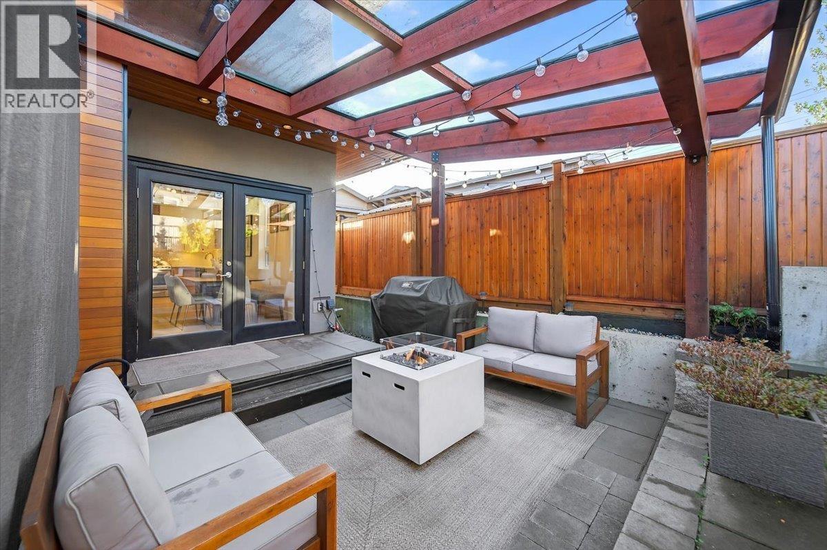 2 252 E 19TH STREET, North Vancouver