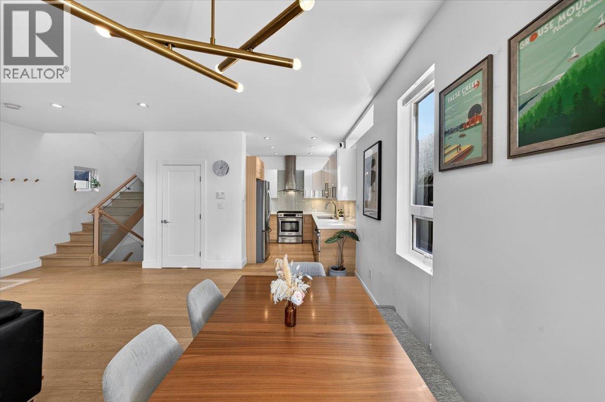 2 252 E 19TH STREET, North Vancouver