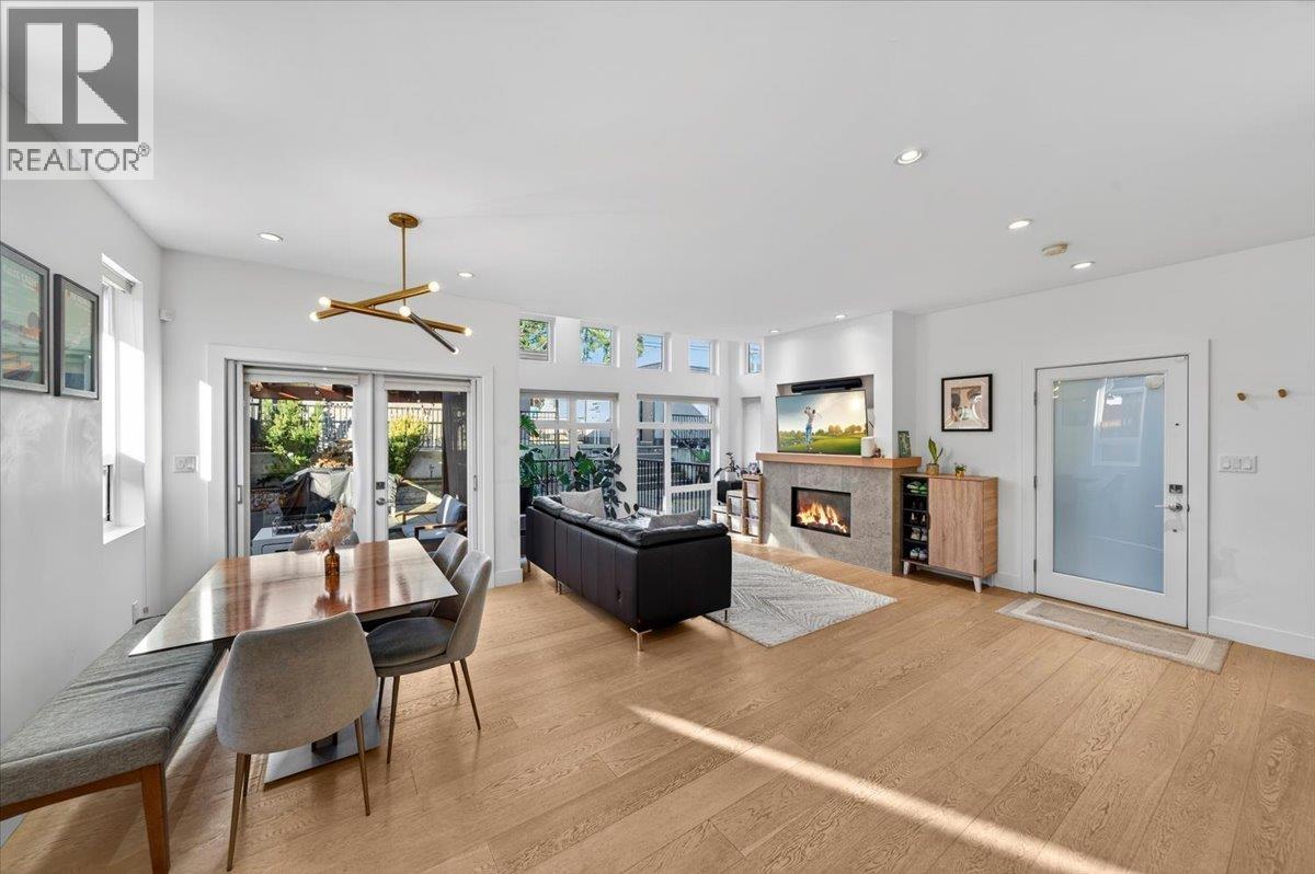 2 252 E 19TH STREET, North Vancouver