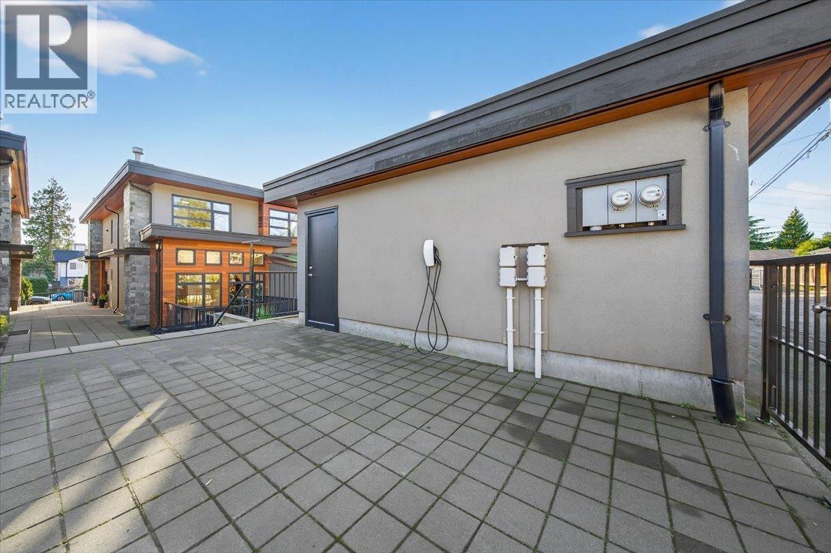 2 252 E 19TH STREET, North Vancouver