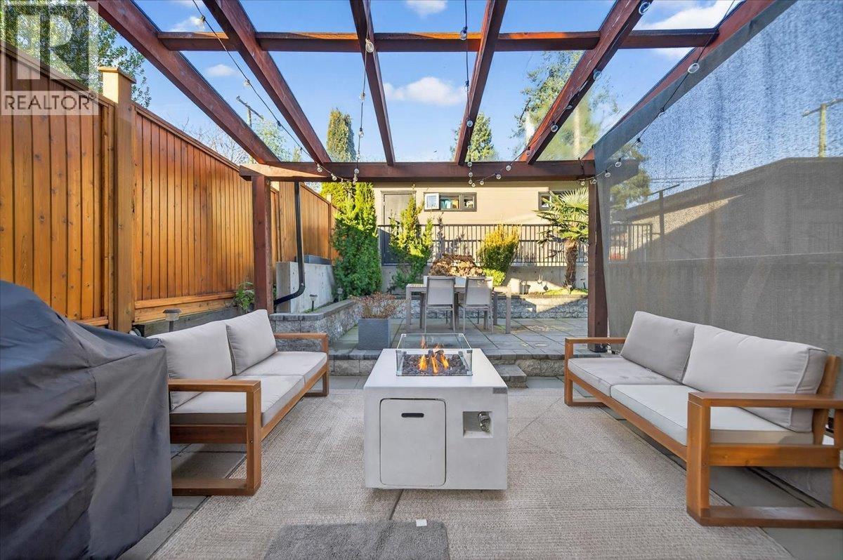 2 252 E 19TH STREET, North Vancouver