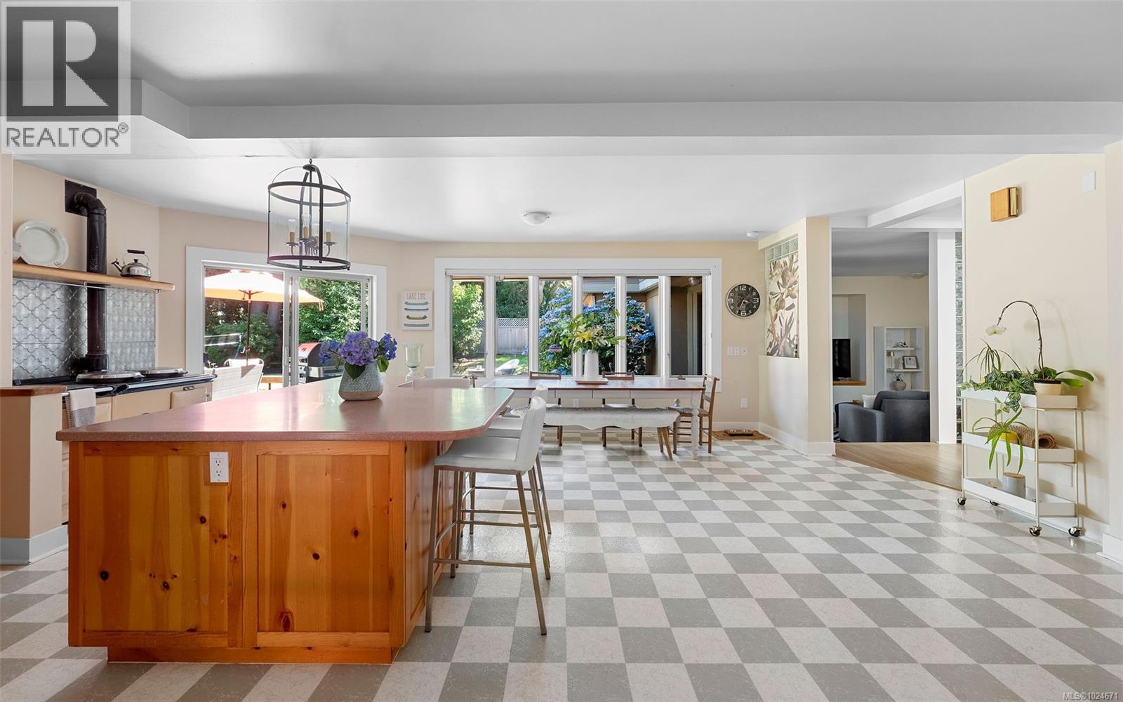  2895 Lansdowne Road, Oak Bay