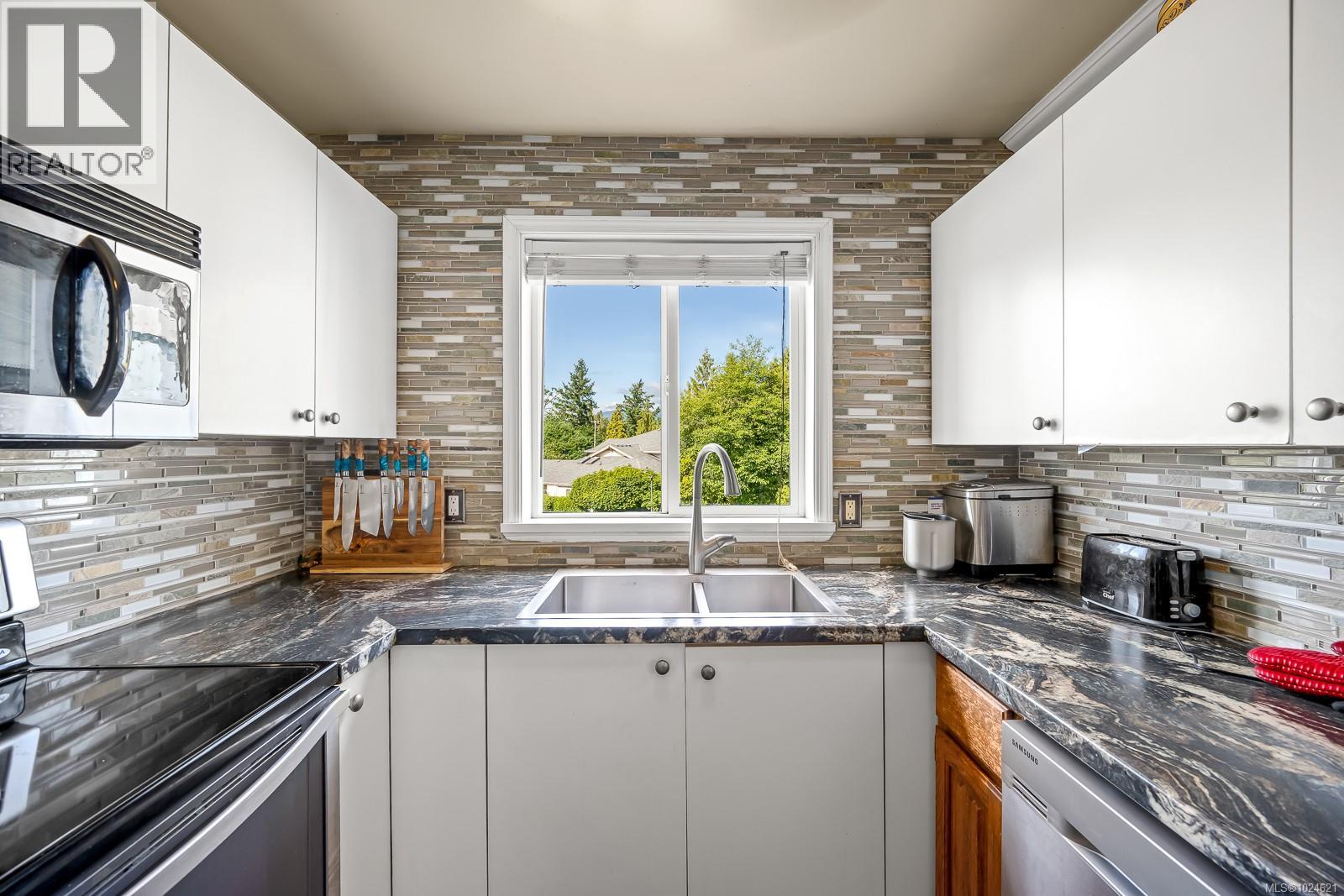 301 1050 Braidwood Rd, Courtenay