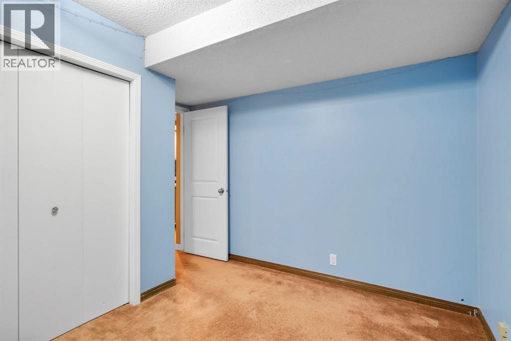 Single Family House for Sale in  Woodacres Drive SW Woodbine Calgary 