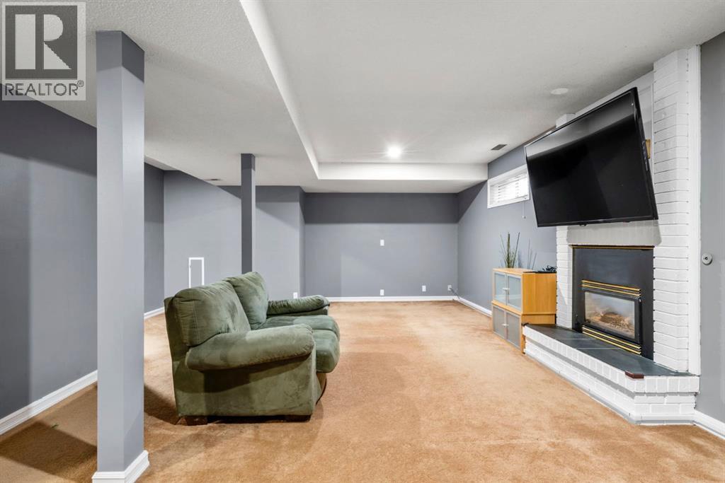 Single Family House for Sale in  Woodacres Drive SW Woodbine Calgary 