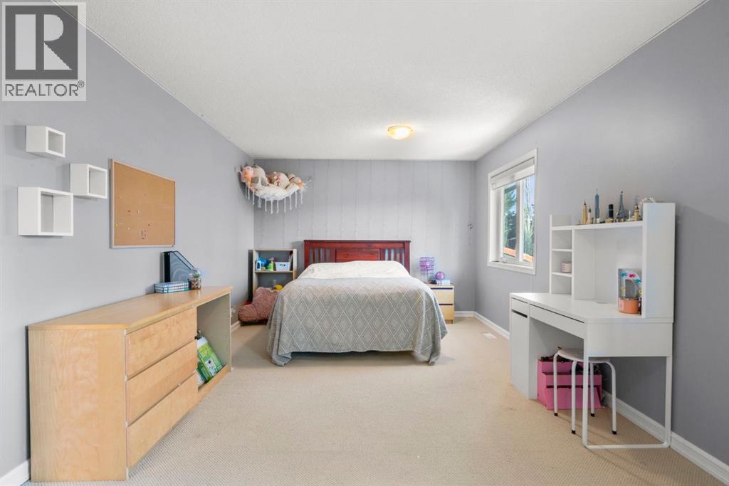 Single Family House for Sale in  Woodacres Drive SW Woodbine Calgary 