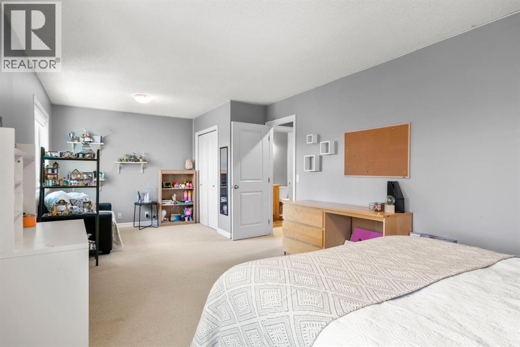 Single Family House for Sale in  Woodacres Drive SW Woodbine Calgary 