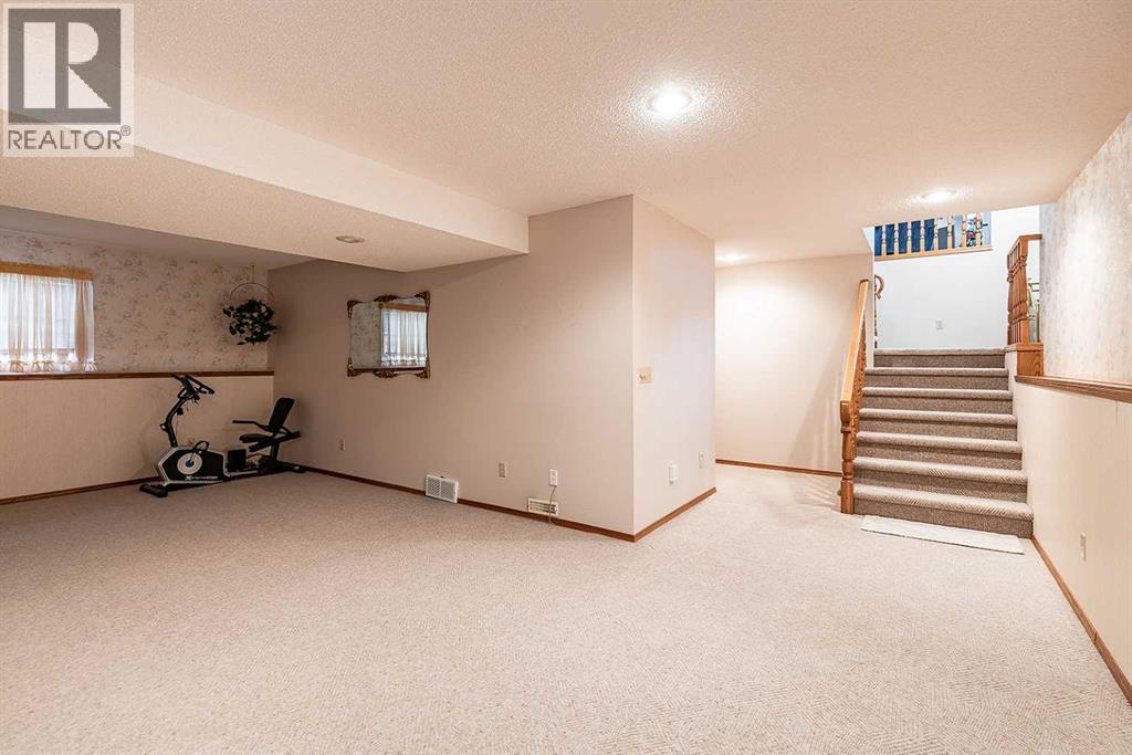 Single Family House Bi-level for Sale in  Upland Court SE Connaught Medicine Hat 