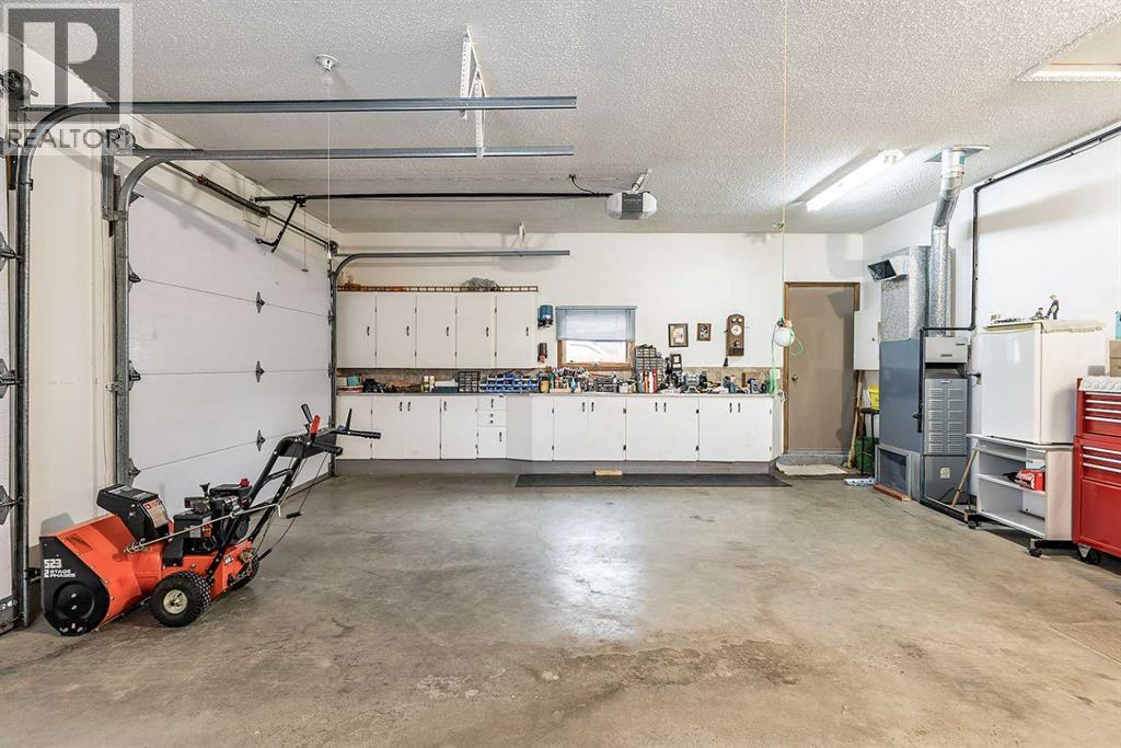 Single Family House Bi-level for Sale in  Upland Court SE Connaught Medicine Hat 