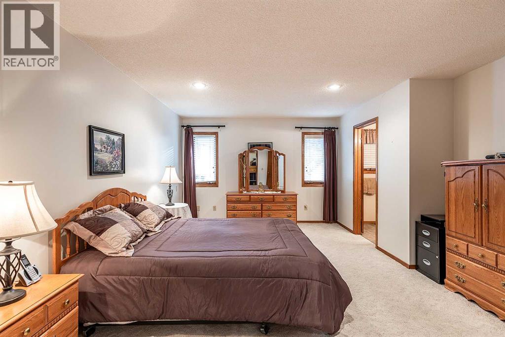 Single Family House Bi-level for Sale in  Upland Court SE Connaught Medicine Hat 