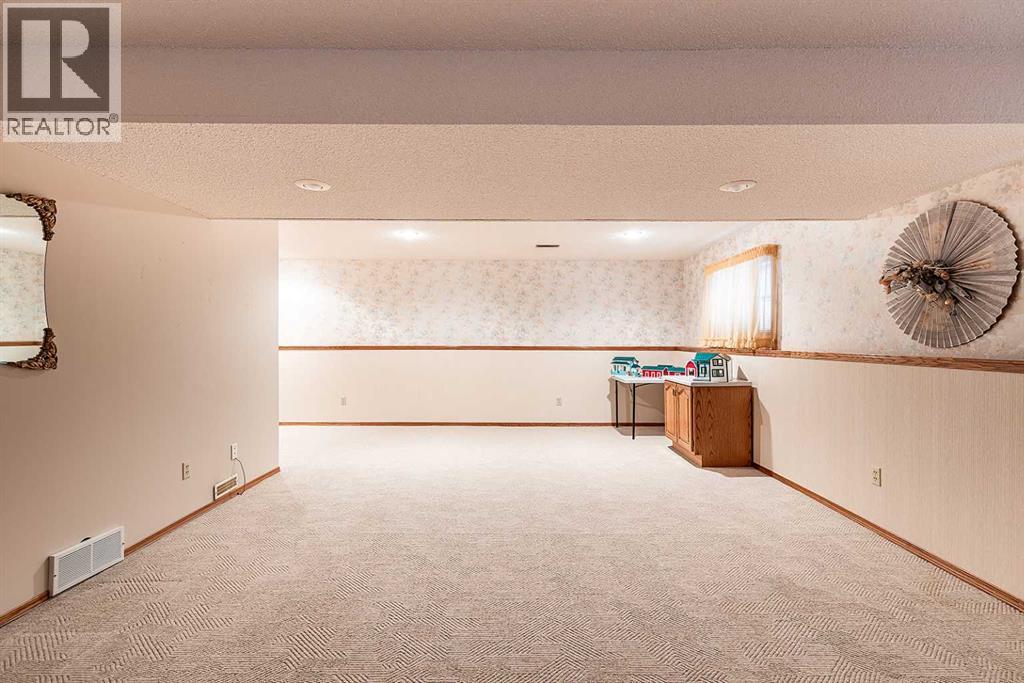 Single Family House Bi-level for Sale in  Upland Court SE Connaught Medicine Hat 