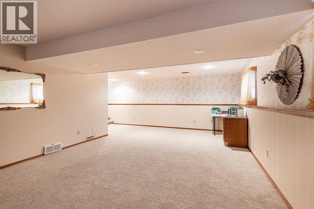 Single Family House Bi-level for Sale in  Upland Court SE Connaught Medicine Hat 