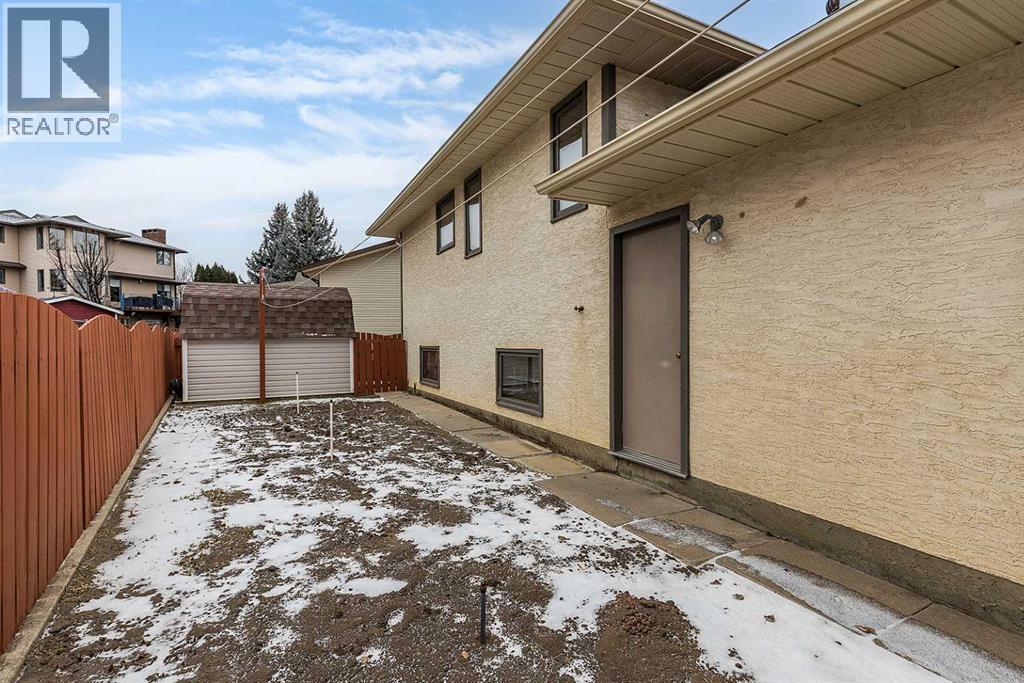 Single Family House Bi-level for Sale in  Upland Court SE Connaught Medicine Hat 